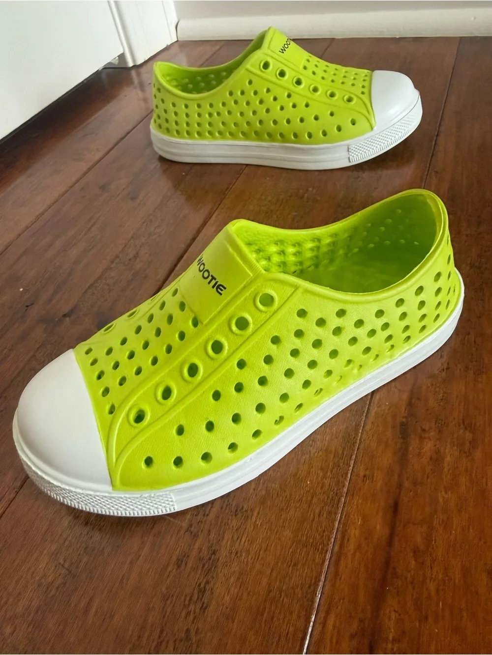 NWOT Wootie Neon Lime Green Slip-On Water Shoes Kids Size 11 (EU 30)